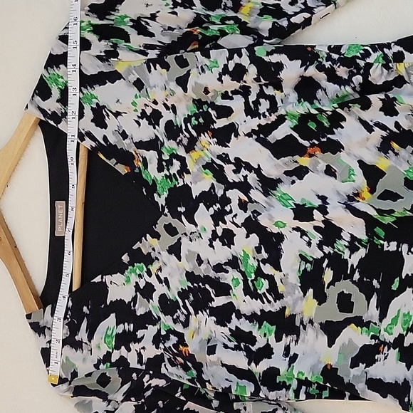 PLANET V-SHAPE 3/4 SLEEVE TOP - Picture 8 of 9